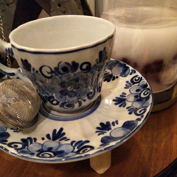 Vtg Chinoiserie hand painted tea cup w.saucer and tea steeper hinged. - Picture 1 of 12